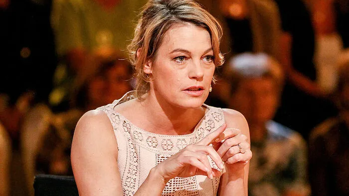 Trauma überwunden: Elke Winkens ist als Entertainerin und Schauspielerin erfolgreich. Hier ist sie als Mitglied des Rateteams in der ORF-Show "Was gibt es Neues?" zu sehen