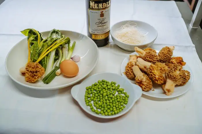 Mehr Zutaten braucht es für ein aromatisches Morchelgericht nicht!