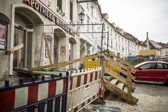 Will man in einzelne Geschäfte, muss man den Weg zwischen den Absperrgittern der Baustelle nehmen, im Eingangsbereich dienen Bretter als „Brücke“ über den aufgegrabenen Gehsteig.