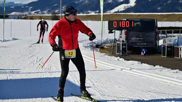 Zwölf Herren und drei Damen gingen als Einzelläufer an den Start - und auch in Zweier- und Viererteams, sowie im Mixed Zweier- und Vierer plagte sich der Rest über die 1,5 Kilometer lange Loipe.