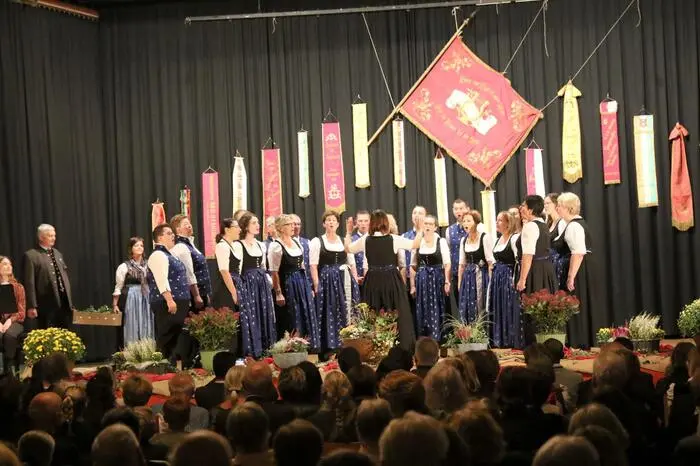 Neben dem Veranstalter (Obfrau Doris Hofstätter, Chorleiter Jakob Feichter) wirkten weiters der Kirchenchor St. Walburgen (Foto), der Männergesangsverein (MGV) Lölling sowie die Harfinistin Elina Hribar mit. Als Sprecher brillierte Hubert Hebenstreit.