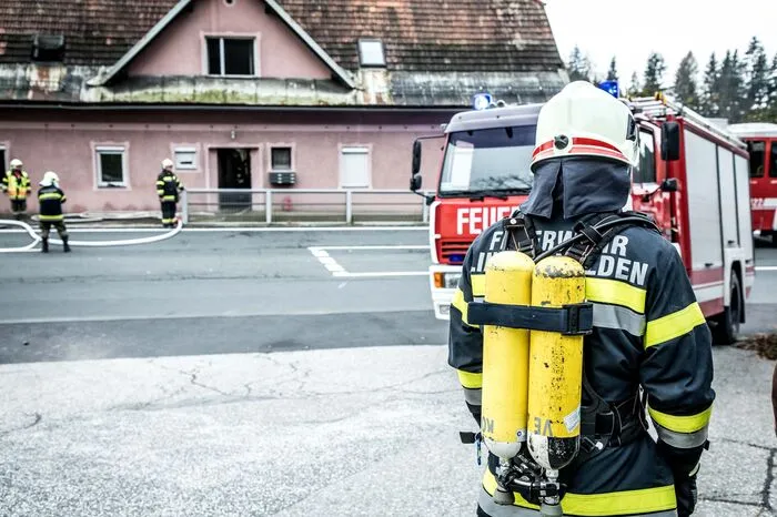 Die Wohnungsinhaberin erlitt bei dem Brand Rauchgasvergiftungen und wurde von der Rettung in das LKH Villach eingeliefert und ambulant behandelt.