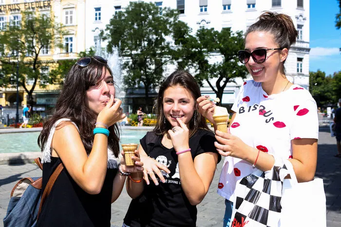 Eis-Pause für Michaela, Ralitsa und Anastasia, die aus Bulgarien zu Besuch waren