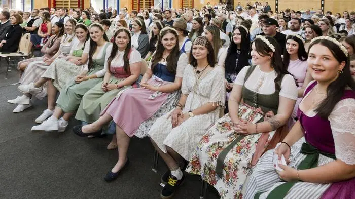 Am 27. Juni wurden den Absolventinnen des 3. Jahrgangs der Fachschule Großlobming die Facharbeiterbriefe für ländliches Betriebs- und Haushaltsmanagement verliehen.