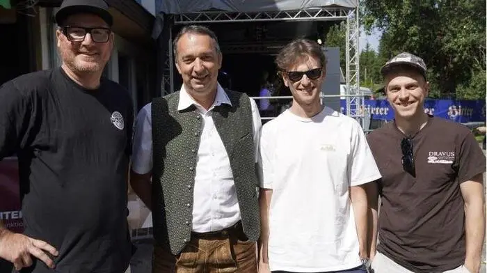 Organisator Bernd Brunner, Bürgermeister Wolfgang Krenn und Stefan Ruess und Alexander Lugger der Band „Kroko Flanell“