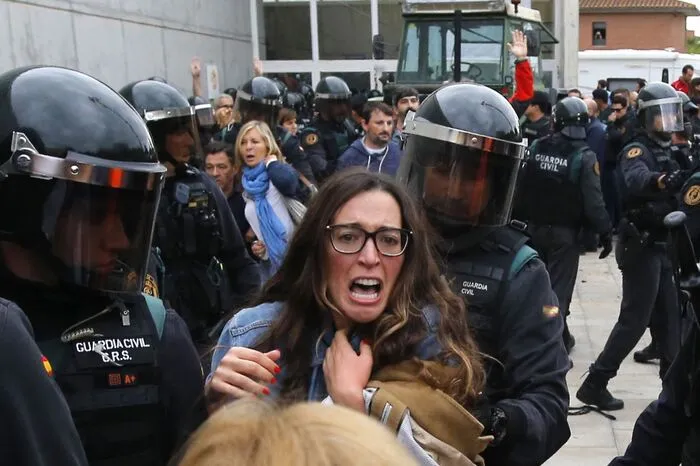 Um neun Uhr morgens beginnt der Einsatz der "Guardia Civil". Vor mehreren Wahllokalen gehen die Beamten rabiat auf Bürger los, treten sie, reißen sie an den Haaren und schleifen sie über den Boden. Später sollen vereinzelt auch Gummigeschosse und Schlagstöcke eingesetzt worden sein ...