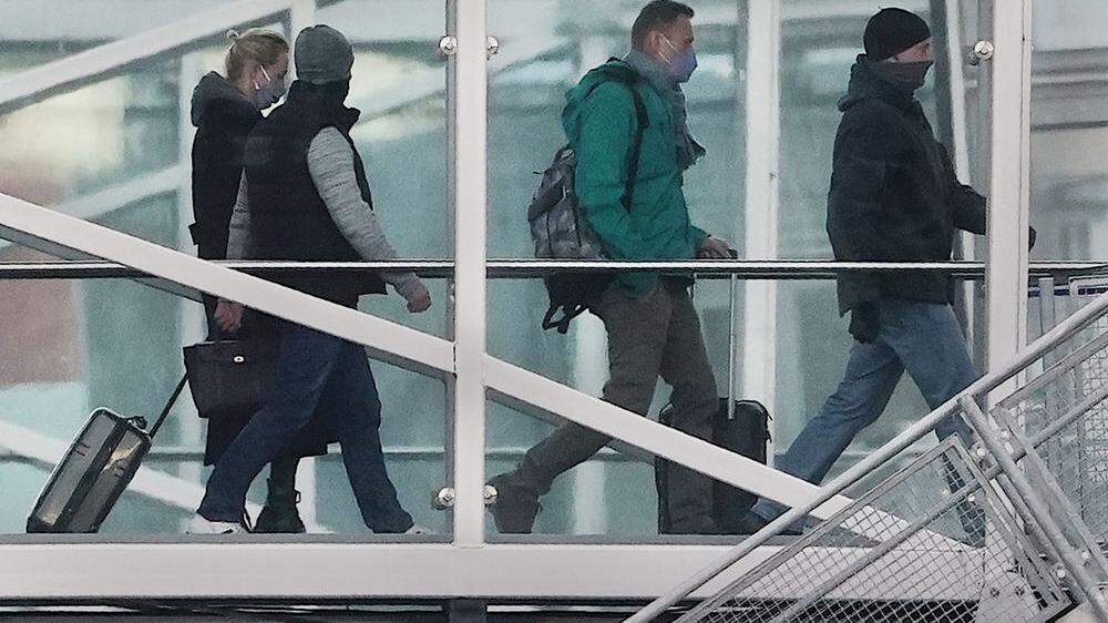 Kremlgegner Nawalny und Ehefrau beim Einsteigen ins Flugzeug