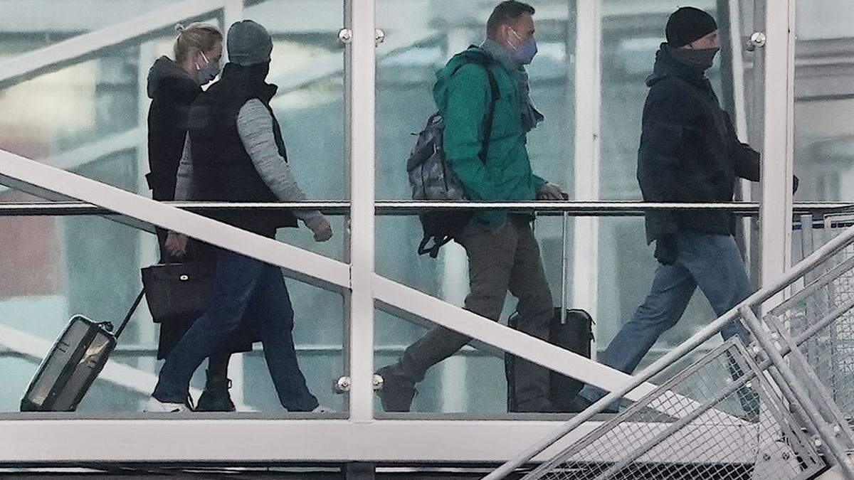 Kremlgegner Nawalny und Ehefrau beim Einsteigen ins Flugzeug