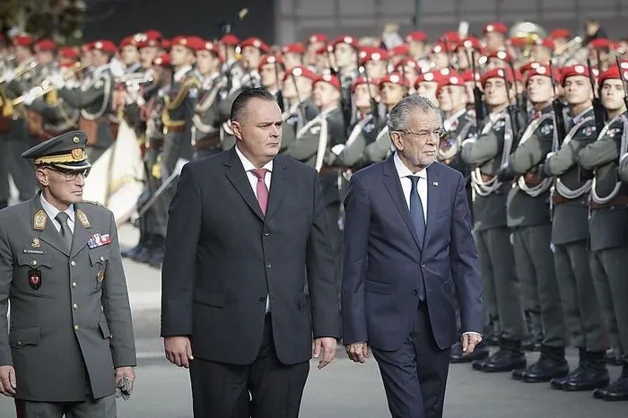 Die Angelobung der Rekruten am Wiener Heldenplatz ist traditionell der Höhepunkt der Feierlichkeiten am Nationalfeiertag: Bundespräsident Alexander Van der Bellen Seite an Seite mit Verteidigungsminister Hans Peter Doskozil und Generalstabschef Othmar Commenda