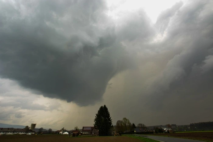 Die Wolken sind in Deutschlandsberg in Blickrichtung Lannach zu sehen.