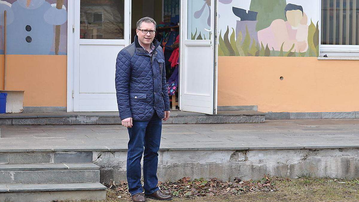 Martin Kulmer beim Pestalozzi-Kindergarten, der barrierefrei gemacht wird