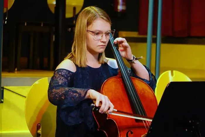 Am Violoncello wusste Anja Bärnthaler zu überzeugen (guter Erfolg).