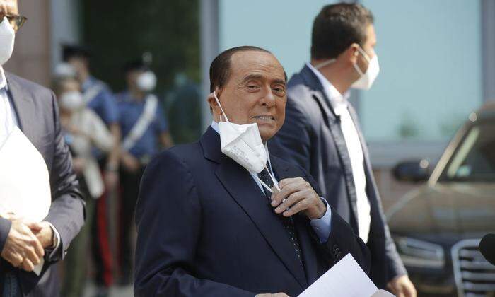 Berlusconi beim Verlassen des Spitals 