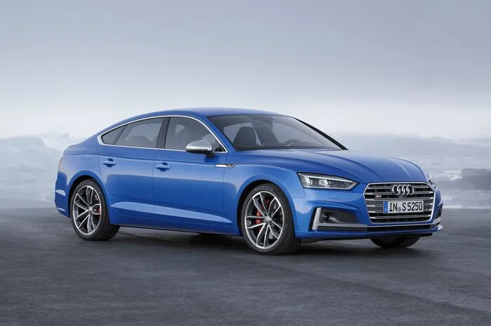 Folgendes tut sich unter der Haube: Zum Bestellstart gibt es einen Benziner- und drei Diesel-Motorisierungen, die zwischen 190 und 286 PS leisten. Der 2.0 TFSI gibt 190 PS und 320 Newtonmeter Drehmoment ab.