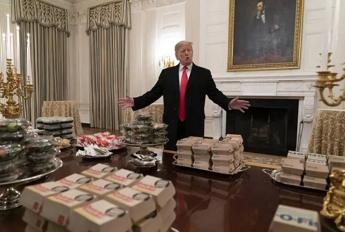  Entertainment Themen der Woche KW03 Entertainment Bilder des Tages United States President Donald J. Trump presents fast food burgers and pizza that is to be served to the Clemson Tigers to celebrate their NCAA Football Championship at the White House on January 14, 2019. The fast-food was apparently necessary due to the recent snow and the partial government shutdown. PUBLICATIONxINxGERxSUIxAUTxHUNxONLY WAX20190114106 ChrisxKleponis