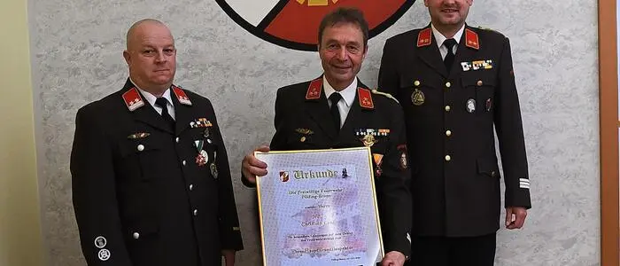 Der ehemalige Kommandant Christian Lind (Mitte) mit seinem Nachfolger Martin Puschnigg (r.) und Stellvertreter Klaus Steinkellner (l.)