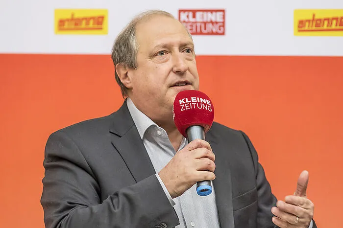 Doch Holub hat auch Schwächen. Sein steifer Nacken, der ihn unflexibel erscheinen lässt. Auch wirkt er in formalen Interviewsituationen eher steif: "Sobald er frei reden kann, wird er locker. Diese Lockerheit sollte er sich auch in anderen Situationen bewahren", rät Verra.