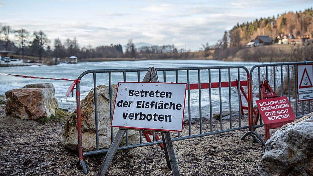 Am Aichewaldsee ist die Eisfläche seit dem tragischen Unglück, bei dem ein Eismeister ertrunken ist, gesperrt. Am Freitag findet sein Begräbnis statt