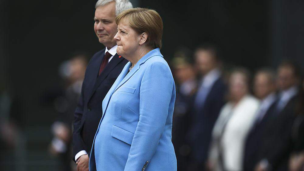 Merkel mit dem finnischen Ministerpräsidenten Antti Rinne im Ehrenhof des Kanzleramts