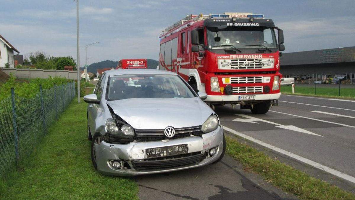 Ein Auto wollte abbiegen und stieß in einen entgegenkommenden Pkw