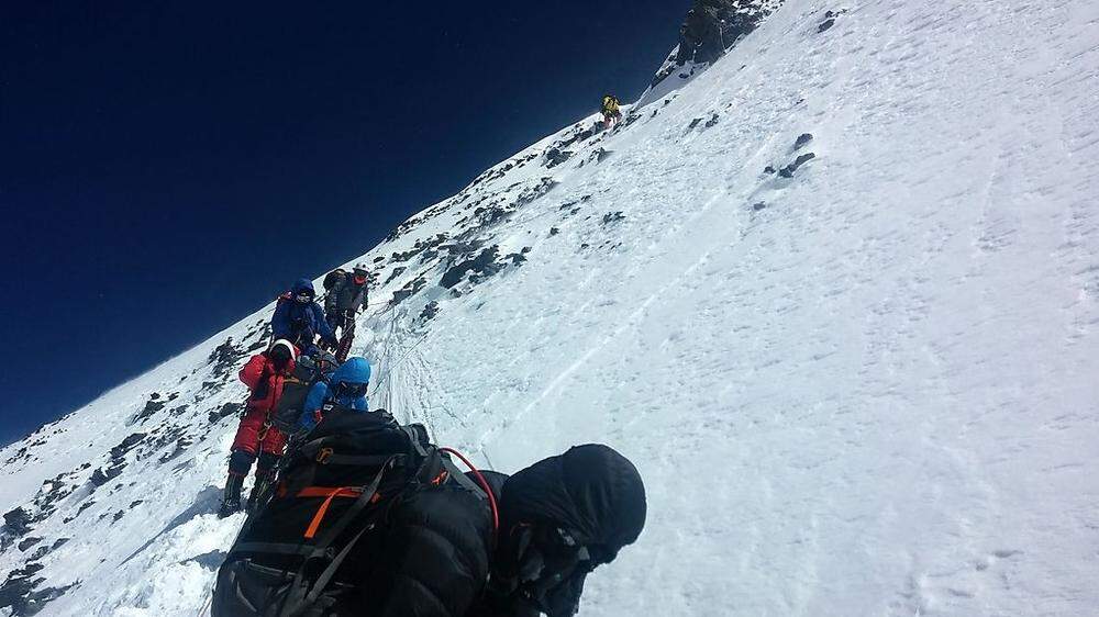 Rund 300 Kletterer wollen in diesen Wochen den höchsten Berg der Welt bezwingen