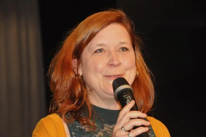 Ellen Dunne wurde in der Nähe von Salzburg geboren und verbrachte schon als Kind die meiste Zeit mit Büchern. Ihre ersten literarischen Gehversuche unternahm sie mit 13 Jahren, mit 16 Jahren erwachte ihr Interesse für Irland und den Nordirlandkonflikt, den sie bis heute intensiv verfolgt.