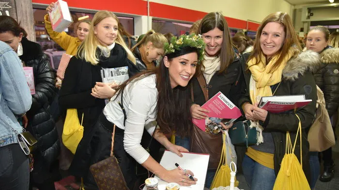 Auch der zweite Bloggermarkt, der bei den Carlovers in Welzenegg im Osten der Stadt Klagenfurt am Sonntag um 16 Uhr begann, lockte viele Besucher an. Der Termin zum Netzwerken, zum Schauen und zum Kaufen wurde für vier Stunden angesetzt. CookingCatrin (am Foto zu sehen) signierte ihre Gustobücher. Die Carlovers-Autwäsche kam der Kärntner Kinderkrebshilfe zugute. Bei DJ-Musik , Maroni und Glüh-Gin wurde auch gefeiert.