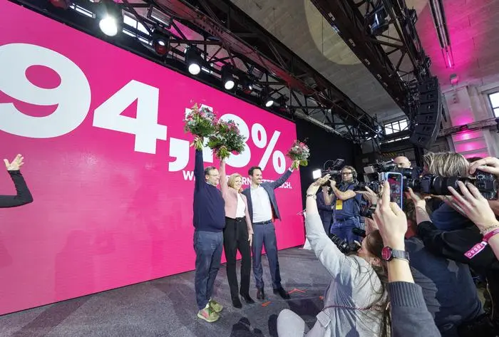 ABD0067_20250302 - WIEN - ÖSTERREICH: (v.l.) Der designierte Deregulierungs-Staatssekretär Sepp Schellhorn (NEOS), die designierte Außenministerin Beate Meinl-Reisinger (NEOS) und der designierte Bildungsminister Christoph Wiederkehr (NEOS) am Sonntag 02. März 2025 anl. einer NEOS-Mitgliederversammlung mit Abstimmung über das Arbeitsprogramm der Dreierkoalition in Wien. - FOTO: APA/TOBIAS STEINMAURER