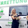 Susanne Manninger und Mikael Milano von der Tierrettung Steiermark mit dem verletzten Storch