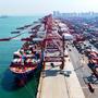 Der Qianwan Container-Terminal im chinesischen Hafen von Qingdao