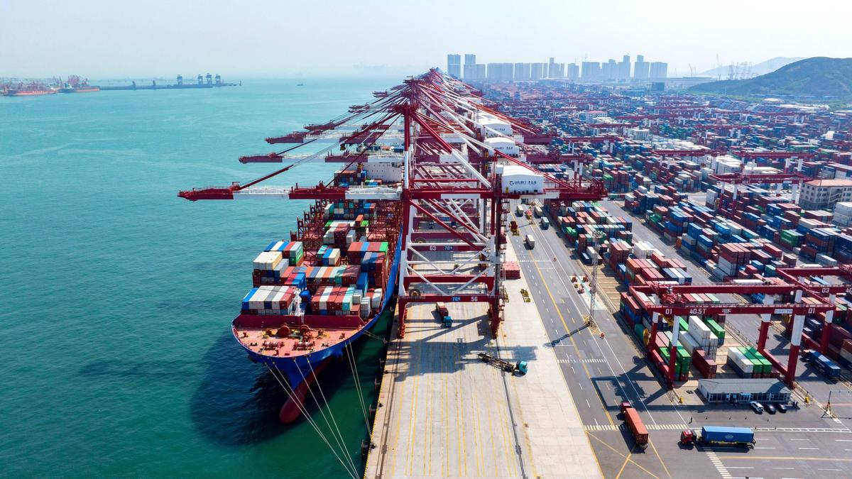 Der Qianwan Container-Terminal im chinesischen Hafen von Qingdao