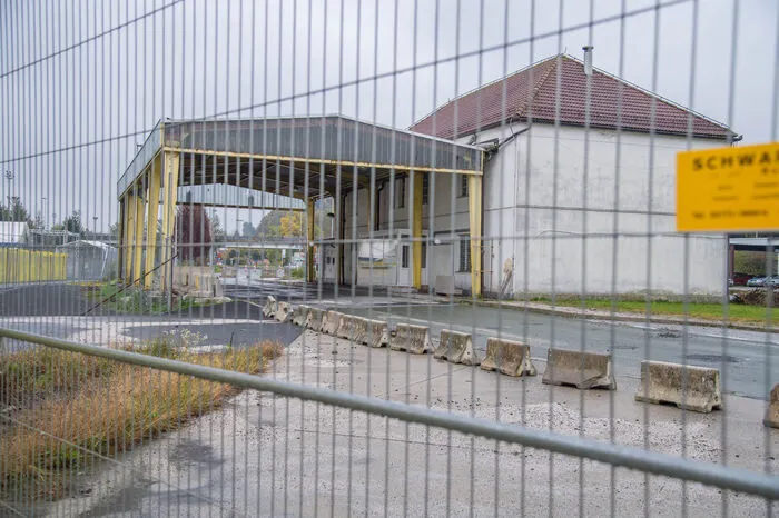 Rund um dieses Flugdach auf slowenischer Seite hielten sich im Oktober 2015 tausende Flüchtlinge auf. Sie warteten auf den Einlass auf österreichisches Staatsgebiet, oft kam es hier zu bedenklichen Zwischenfällen.