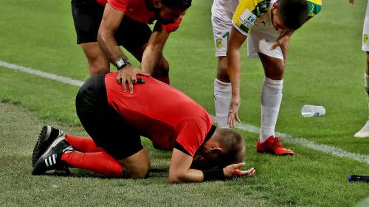 Ein Schiedsrichter-Assistent wurde durch einen Becherwurf verletzt