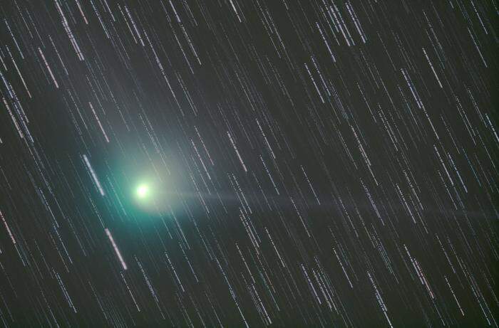 Dieses Bild hat Albert Sudy von C/2022 E3 (ZTF) gemacht. Durch die längere Belichtungszeit erscheinen die Sterne wie Striche.
