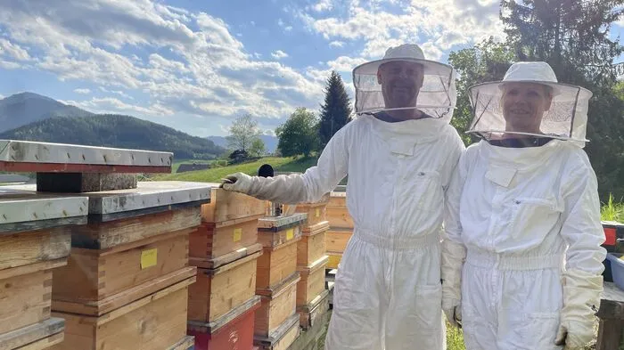 Zwischen 18 und 23 Bienenvölker in Zöbriach bei Thörl bewirtschaften Gerhard und Ines Kaltenegger im Durchschnitt. Im Winter sind es etwa 10.000, im Sommer bis zu 50.000 Bienen.