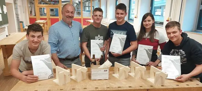 1. Lehrjahr: Emanuel Wurzer, Tischlermeister Martin Gollner, Leo Obererlacher, Andreas Schaller, Magdalena Steidl, Felix Mitteregger