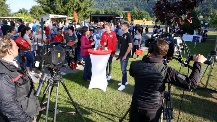 Auch wenn an diesem Tag kein Fußballspiel stattfand. Großer Andrang herrschte am Mittwochmorgen am Fußballplatz von Glanegg, legte doch das ORF-Team ... 