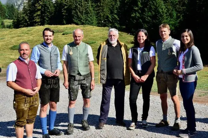Almwirtschaftsobmann Sepp Obweger (Dritter von Links) und Almsennereien-Obfrau Elisabeth Buchacher (Fünfte von links) hießen  zahlreiche Ehrengäste, darunter die Clubobmänner Luca Burgstaller und Erwin Angerer,  Landwirtschaftskammer-Präsident Siegfried Huber und die ehemaligen Agrarlandesräte Johann Ramsbacher und Robert Lutschounig willkommen. 