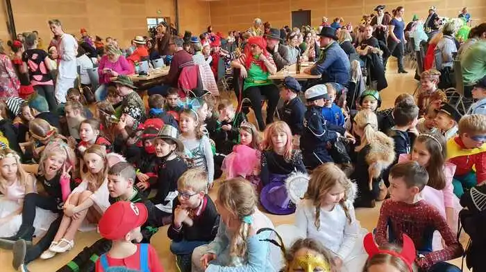 Die Kinder scharten sich um die Bühne, um ihre Freundinnen und Freunde aus der Nähe betrachten zu können.