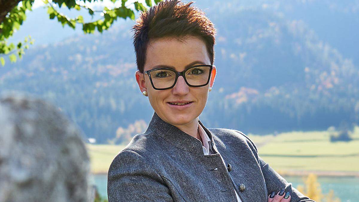 Verena Ertl führt mit ihrem Mann Markus eine Bestattung in Neusach am Weißensee