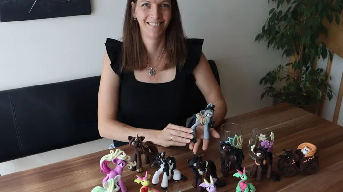 Tina Hofer umgeben von ihren Fimo-Figuren.