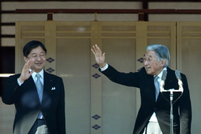 Kronprinz Naruhito (l.) wird am darauffolgenden Tag den Chrysanthementhron besteigen.