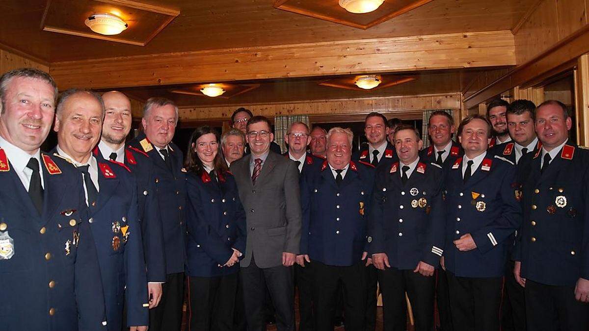 Gruppenbild mit Dame: die geehrten Ferueuerwehrkameraden bei der Hauptversammlung