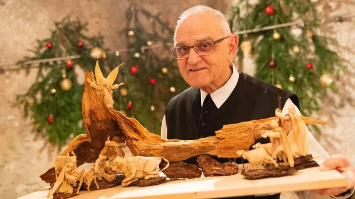 Pater August Janisch mit der Maisstrohkrippe von Irmgard Eixelberger