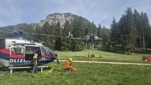 Je ein Hubschrauber von Polizei und Bundesheer am Dienstag im Einsatz am Tausing