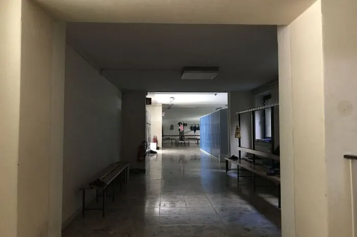 Dem Sanierungsplan zufolge soll der Keller, in dem sich etwa die Garderobe und der Musikraum befinden, zugemacht werden.