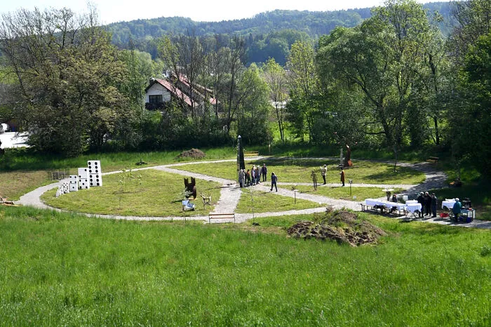 Die Wege sind im Peace-Symbol angelegt. Der Durchmesser beträgt 40 Meter, es ist wahrscheinlich das größte stationäre Peace-Symbol der Welt.
