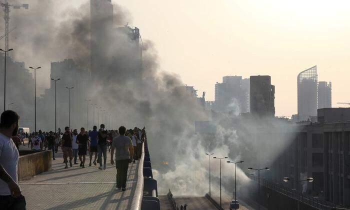 Demonstranten in Beirut flüchten vor dem Tränengas der Polizei.