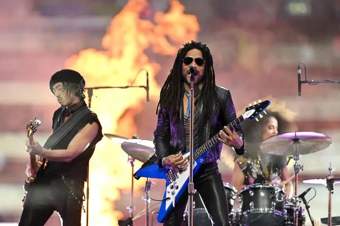 Rock-Star Lenny Kravitz heizte dem Publikum wenige Minuten vor Anpfiff schließlich ordentlich ein.