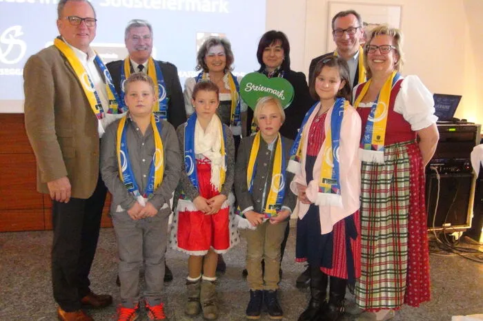 "Brennen" für die Special Olympics und das Host Town Programm: (v.l.) Bürgermeister Karl Wratschko, Alfred Weiland, Direktorin Anna Wlattnig, Gudrun Preschern, Oliver Michl und Integrationslehrerin Eva Zenkl mit Gamlitzer Volksschülern